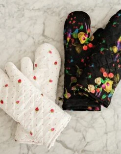 CYNTHIA ROWLEY CR X Kit Quilted Oven Mitt -Cynthia Rowley Shop oven3 af4bd287 97c6 4cd7 9464 8fd74fb99ad9